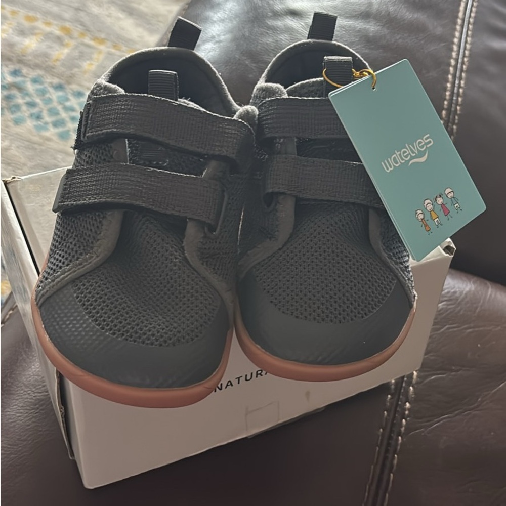 Toddler Watelves sneakers size 10